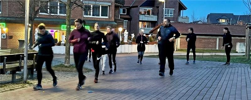 Jetzt heißt es wieder „Runter vom Sofa“: Elf Läuferinnen und Läufer kommen zum ersten Training zusammen, um sich gemeinsam auf den Goslarer Altstadtlauf vorzubereiten.  Foto: Krause