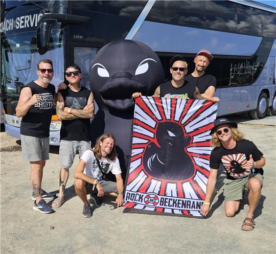 Jetzt ist es raus: Die Donots sind der Secret Headliner.Beim Highfield-Festival posierten sie mit Ente Helga und Rock-am-Beckenrand-Plakat und sind ganz heiß drauf, Wolfshagen zu rocken.