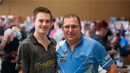 Jetzt kommen auch die Top-Leute in die Jerstedter Mehrzweckhalle: Abteilungsleiter Jens Peters (r.) begrüßt den WM-Teilnehmer Ricardo „Pikachu“ Pietreczko zu den 10. Open.