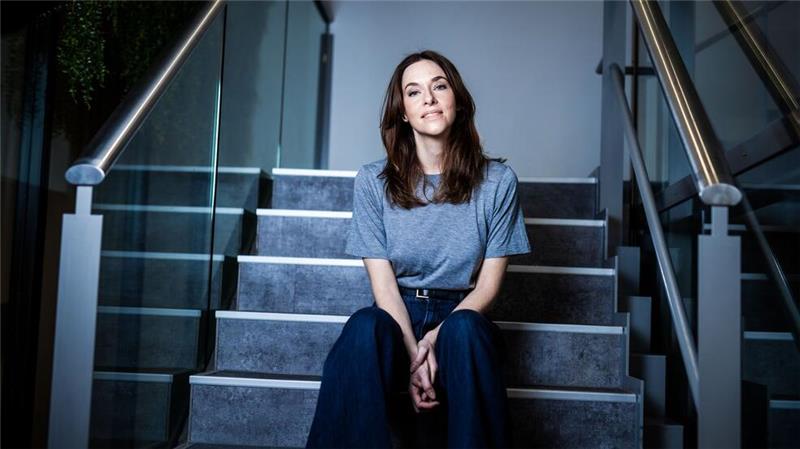 Vom Netflix-Keller ins Rampenlicht: Kim Riedle wird ARD-Cop „Jetzt plötzlich, durch die Emmy-Preisverleihung, sind überall sehr viel Bilder von mir in der Welt.“