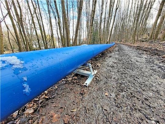 Jeweils 120 Meter lang sind die Abschnitte, die aus einzelnen Rohrstücken zusammengeschweißt und dann erst einmal auf dem Spazierweg gelagert werden. Fotos: Exner
