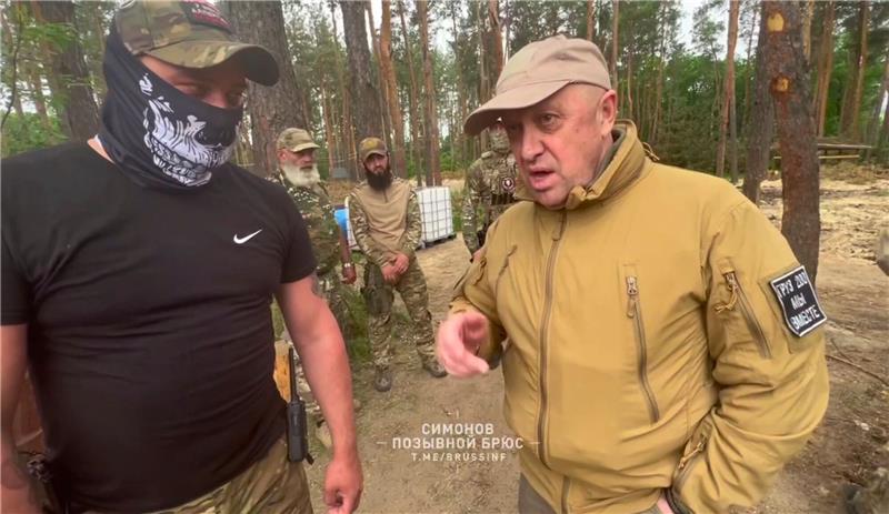Wagner und Russlands Militär: Konflikt spitzt sich zu Jewgeni Prigoschin (r.) im an einem ungenannten Ort im Gespräch mit einem seiner Soldaten.
