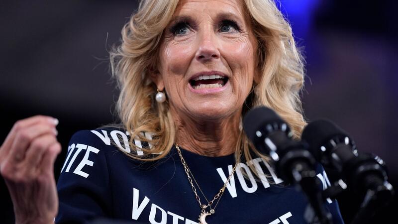 Jill Biden im auffälligen Kleid mit„Vote“-Aufschrift - auf Deutsch sinngemäß: „Geh wählen.“ (Archivbild)
