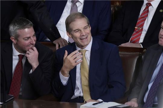 Jim Jordan (M) ist bei der Wahl zum Vorsitzenden des US-Repräsentantenhauses gescheitert.