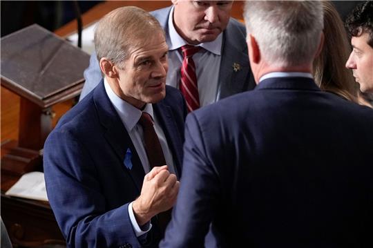 Jim Jordan (l) spricht mit Kevin McCarthy, dem ehemaligen Sprecher des Repräsentantenhauses.