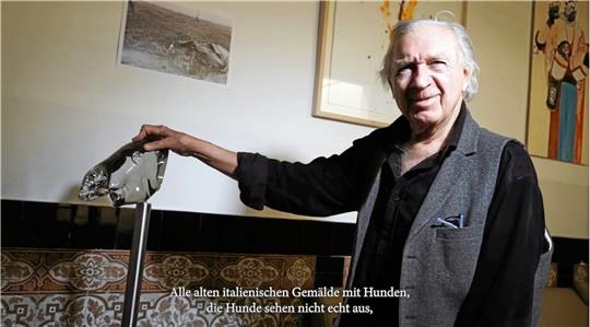 Jimmy Durham erzählt in seinem Atelier, dass er in Goslar die Wertschätzung erfuhr, die ihm Deutschland bis dahin verweigert hatte. Fotos: Filmstills