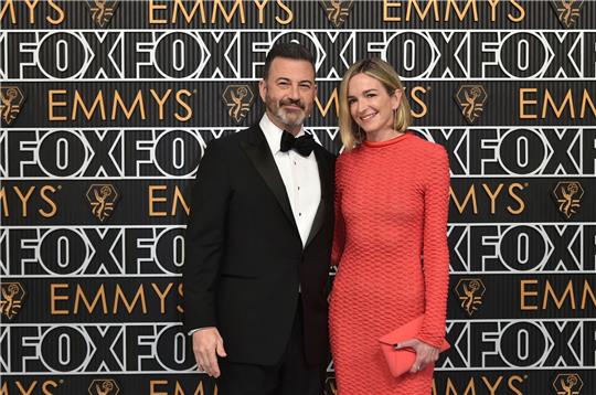 Jimmy Kimmel und Molly McNearney bei der  Verleihung der 75. Primetime Emmy Awards.