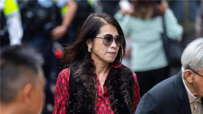 Jimmy Lais Ehefrau, Teresa Lai, kam mit weiteren Unterstützern zu dem Gerichtstermin. 