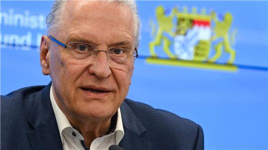 Joachim Herrmann warnt vor einer verschärften Sicherheitslage. (Archivbild)