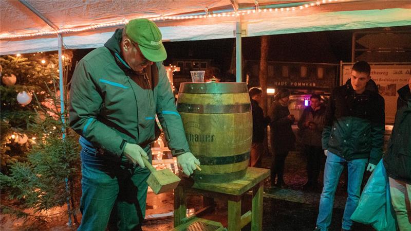 Joachim Kilian von der Altenauer Brauerei sticht das Fass Freibier an.