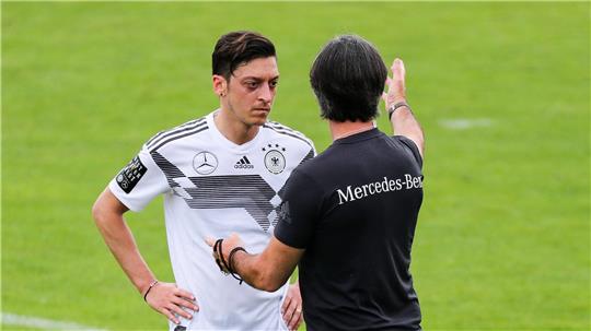 Joachim Löw holte Mesut Özil in die Nationalmannschaft. (Archivbild)