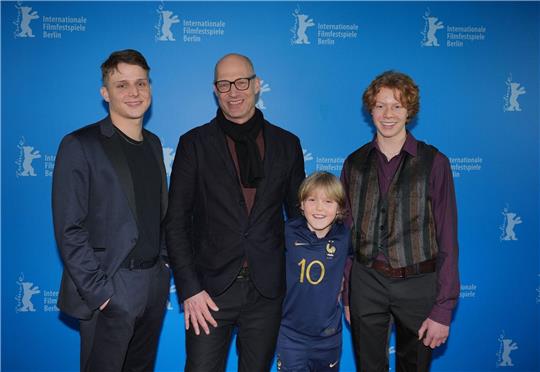 Joachim Meyerhoff (M), Autor der Romanvorlage, kommt mit den Schauspielern Merlin Rose (l-r), Camille Loup Moltzen und Arsseni Bultmann zur Premiere des Films «Wann wird es endlich wieder so, wie es nie war».