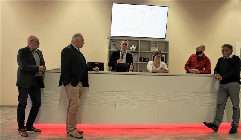 Müssen wir Angst um unsere Stromversorgung haben? Joachim Miehe, Professor Dr. Albrecht Stalmann, Mario Hoffmeister, Julia Ruyling, Marco Olbrich und Torsten Zschiedrich diskutieren über Wärmepumpen, Wasserstoff und die Tücken der Energiewende. Foto: Roß