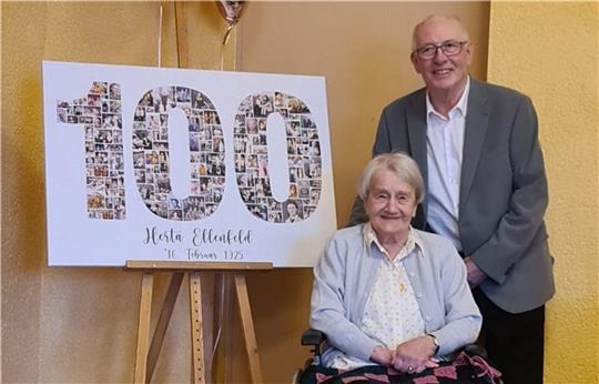 Joachim Niemeyer (r.) besucht seine alte Bekannte Herta Ellenfeld (l.) zu ihrem 100. Geburtstag in Frankfurt.