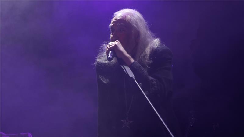 Premiere mit Joachim Witt am Rammelsberg Joachim Witt am Mikro im Bühnennebel.