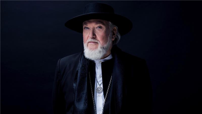 Joachim Witt: „Am besten bin ich, wenn es mir nicht so gut geht“ Joachim Witt blickt mit dunklem Hut nach vorne in die Kamera.