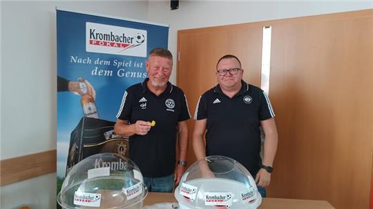 Joachim Wojtke (l.), stellvertretender Kreisvorsitzender, und der stellvertretende Kreisspielleiter Dirk Knoblauch losen die Pokalspiele für die Teams der Nordharzliga und -klassen aus.