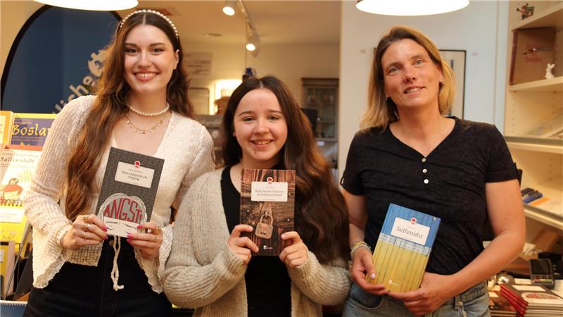 Drei junge Autorinnen lesen in Harzburg aus ihren Erstlingswerken Joana Oppermann, Lena Scholz und Carla Lühr (v. li.) begeistern das Publikum mit authentischen Texten.