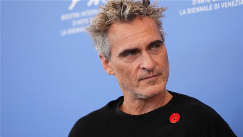 Joaquin Phoenix vor der Pressekonferenz des Films mit einem „Artists4Ceasefire“-Anstecker.