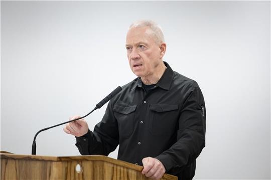 Joav Galant, israelischer Verteidigungsminister, widerspricht Netanjahu indem er sagt, es gäbe keinen Termin für eine möglicherweise bevorstehende Rafah-Offensive.
