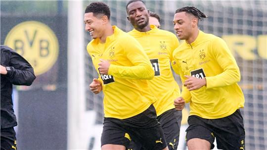 Jobe Bellingham (l) geht nach nur wenigen Trainingseinheiten beim BVB schon voran. 