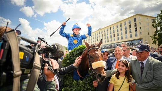 Jockey Thore Hammer-Hansen bejubelt seinen Sieg mit Palladium. Auch der Bad Harzburger Lars-Wilhelm Baumgarten (orangene Krawatte) kann nach dem zweiten Derbysieg in Folge sein Glück kaum fassen.