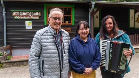 Jodlerin Sakura Kitagawa aus Japan (Mitte), bereitet sich mit Rüdiger Kail vom Heimatbund Oberharz und Jodlermeisterin Marina Hein auf die Veranstaltung am Sonntag vor.