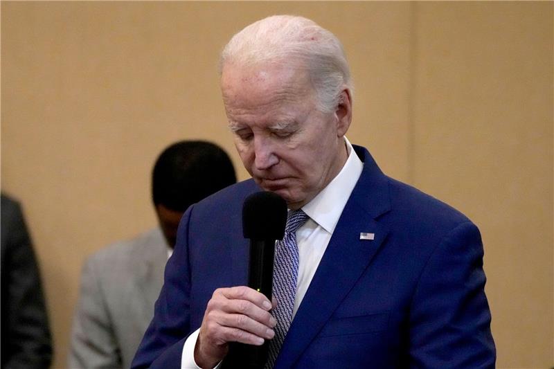 USA drohen nach Angriff mit Vergeltung Joe Biden gedenkt in einer Schweigeminute der drei getöteten amerikanischen Soldaten. Der US-Präsident hat mit Vergeltung gedroht.
