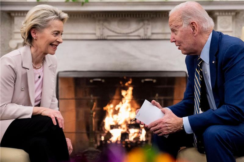 Subventionsstreit: EU und USA gehen aufeinander zu Joe Biden mit EU-Kommissionspräsidentin Ursula von der Leyen im Oval Office des Weißen Hauses.