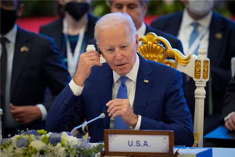US-Präsident Biden umwirbt Asean-Staaten Joe Biden setzt seinen Kopfhörer ein.