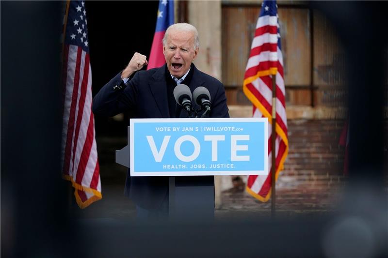 Zeit der Rache? Szenarien für die US-Kongresswahlen Joe Biden spricht bei einer Drive-in-Kundgebung für die demokratischen Kandidaten des US-Senats in Georgia, Warnock und Ossoff.