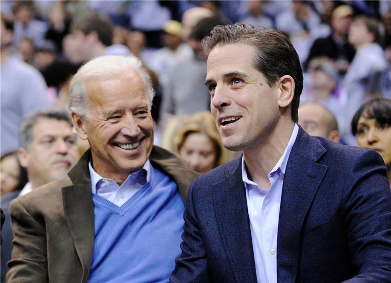 Biden äußert sich zu Enkeltochter aus Affäre seines Sohnes Joe Biden spricht über seine Enkeltochter aus der Affäre seines Sohnes Hunter Biden (r).