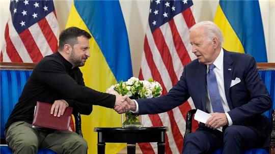 Joe Biden und Wolodymyr Selenskyj bei einem Treffen in Paris.