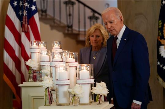 Joe Biden und die First Lady Jill Biden halten vor einer Gedenkanzeige zum einjährigen Jahrestag des Amoklaufs an einer Grundschule inne.