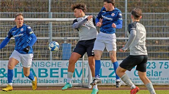 Joe Hartwig (M.), hier in der Begegnung gegen den VfL Salder, markiert zwei Treffer beim 3:0-Sieg des Goslarer SC 08 beim SC Gitter. Foto: Epping