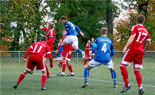 Joe Hartwig (M.) markiert mit diesem schulbuchmäßigen Kopfball eines seiner drei Tore beim 6:0 des Goslarer SC 08 gegen die SG Roklum/Winnigstedt. Foto: Epping