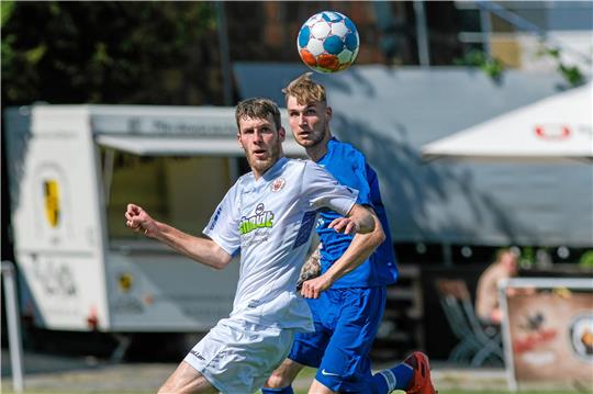 Joe Hartwig (li.) trifft für den Goslarer SC 08 beim 5:2-Sieg in Üfingen schon in der 1. Spielminute. Foto: Drechsler
