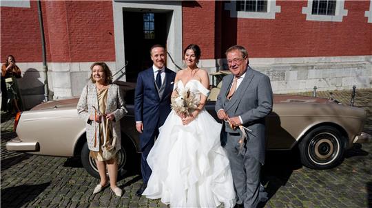 Joe Laschets Eltern - der Politiker Armin Laschet und seine Frau Susanne - posieren nach der Hochzeit mit dem Brautpaar. 