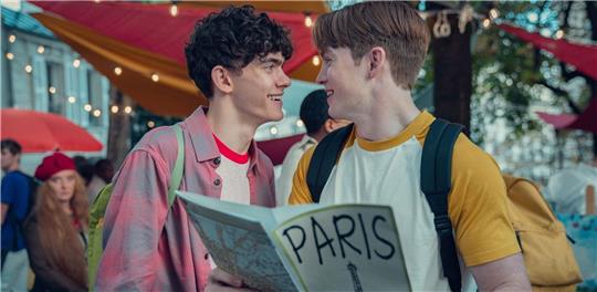 Joe Locke (l) als Charlie und Kit Connor als Nick in einer Szene der 2. Staffel der Netflix-Serie "Heartstopper".