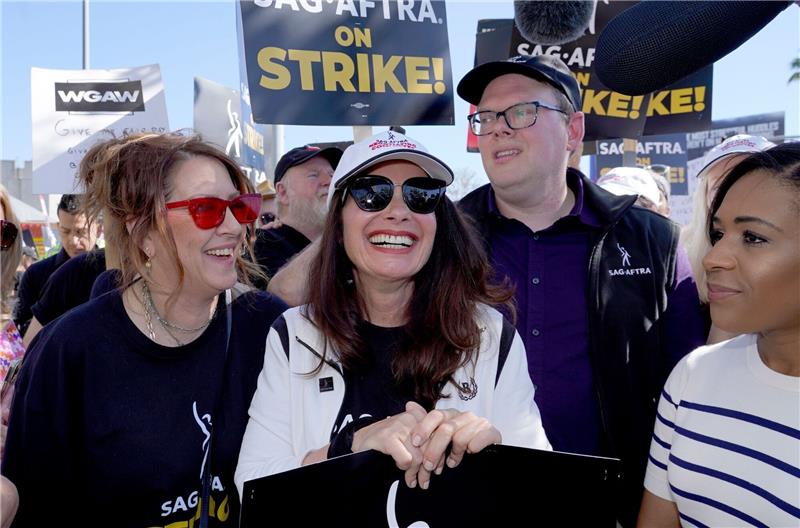 Hollywood-Ausnahmezustand: Drei Köpfe des Streiks Joely Fisher (l-r), Fran Drescher, die Vorsitzende der Schauspielgewerkschaft SAG-AFTRA und Duncan Crabtree-Ireland bei einer Protestaktion in Hollywood.