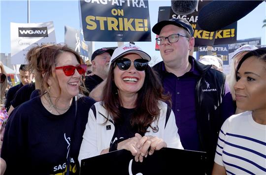 Joely Fisher (l-r), Fran Drescher, die Vorsitzende der Schauspielgewerkschaft SAG-AFTRA und Duncan Crabtree-Ireland bei einer Protestaktion in Hollywood.