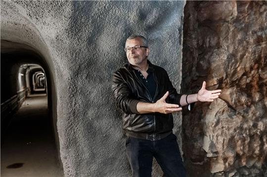 Jörg Andres, Direktor des Museums Helgoland, steht während der Renovierungsarbeiten in einem alten Bunkerstollen.