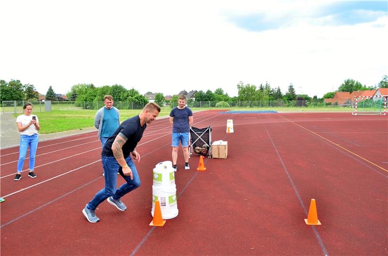 Sportstation soll Schüler zu Bewegung animieren Jörg Heckenbach zeigt den Lehrern an der Oberschule , wie der Start an der neuen Sportstation funktioniert. Zum Einsatz kommen soll sie nicht nur im Unterricht, sondern auch in den Pausen. Fotos: Fricke