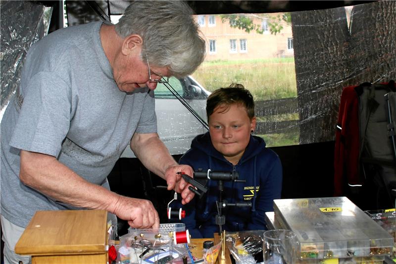 350 Besucher beim ersten Angelfest in Buntenbock Jörg Hladitsch stellt am Stand des Oberharzer Sportfischervereins das Fliegenbasteln vor.