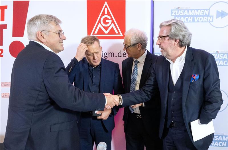 Eskalation abgewendet: Metaller bekommen deutlich mehr Geld Jörg Hofmann, Roman Zitzelsberger, Harald Marquardt und Stefan Wolf: Im Tarifkonflikt der Metall- und Elektroindustrie hat es eine Einigung gegeben.