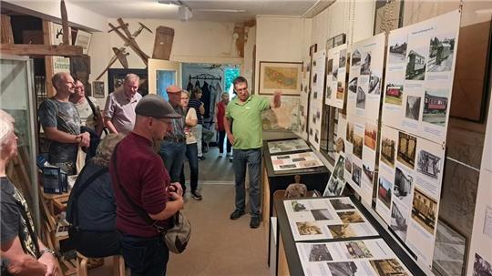 Jörg Kühnhold führt die Besucher durch die Ausstellung zum Jubiläums der Südharzeisenbahn im Heimat- und Skimuseum. Diese Ausstellung gehört zu den Höhepunkten der Arbeit der Museumsgesellschaft in diesem Jahr.