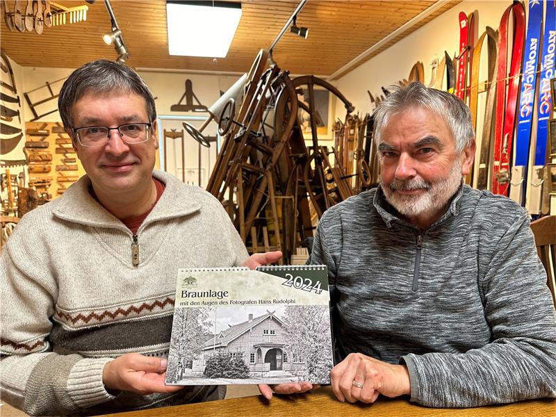 Ein neuer Braunlage-Kalender mit alten Motiven Jörg Kühnhold (l.) und Jürgen Schütz präsentieren den Kalender 2024 der Braunlager Museumsgesellschaft.