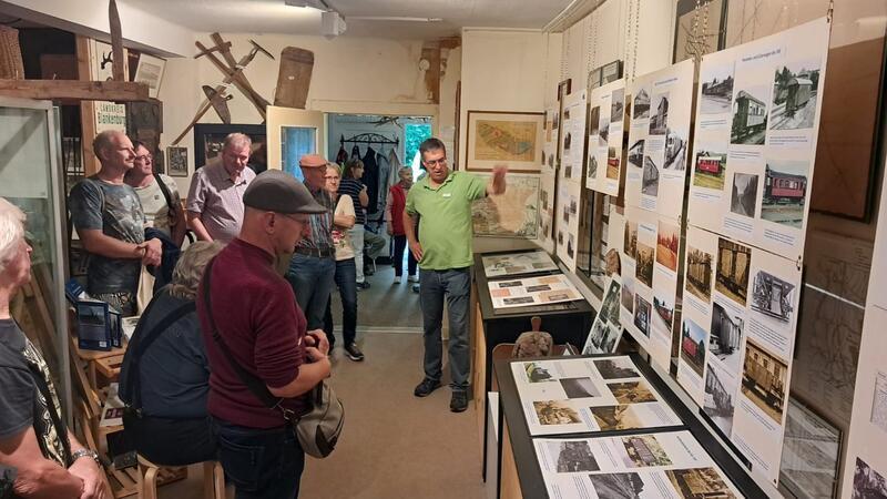 Freude über die Resonanz zum Südharzeisenbahn-Jubiläum Jörg Kühnhold (rechts), der stellvertretende Vorsitzende der Museumsgesellschaft Braunlage, führt die Besucher des Jubiläums der Südharzeisenbahn durch die Ausstellung.