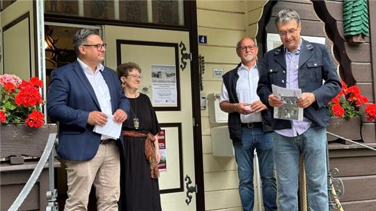 Jörg Kühnhold von der Museumsgesellschaft (rechts) begrüßt zur Erinnerung der ersten Fahrt der Südharzeisenbahn vor 125 Jahren Bürgermeister Wolfgang Langer (links), den Wiedaer Ortsbürgermeister Klaus-Erwin Gröger und seine Vorstandskollegin Karin Reinecke.