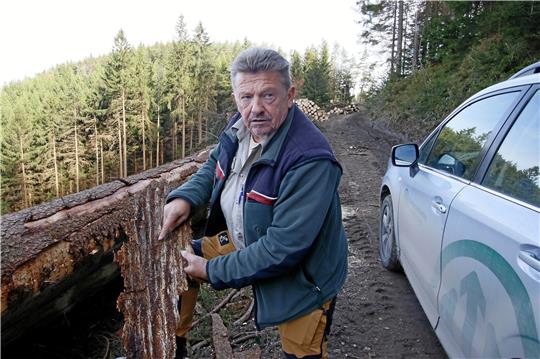 Jörg Schlabitz in beruflicher Aktion als Borkenkäfer-Erklärer in seinem Hahnenkleer (Noch-)Revier.  Foto: Epping